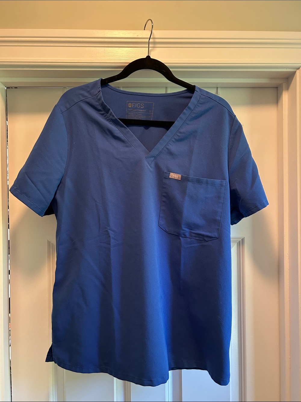 Figs women’s Catarina V-Neck Scrub Top in Royal Blue